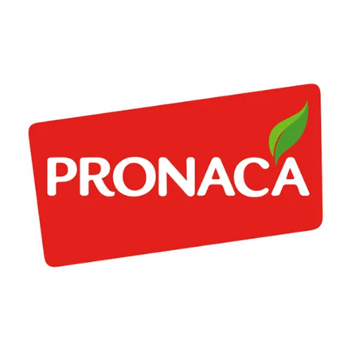 Un logotipo con PRONACA en letras blancas y en negrita sobre un fondo rectangular rojo con una hoja verde a la derecha.